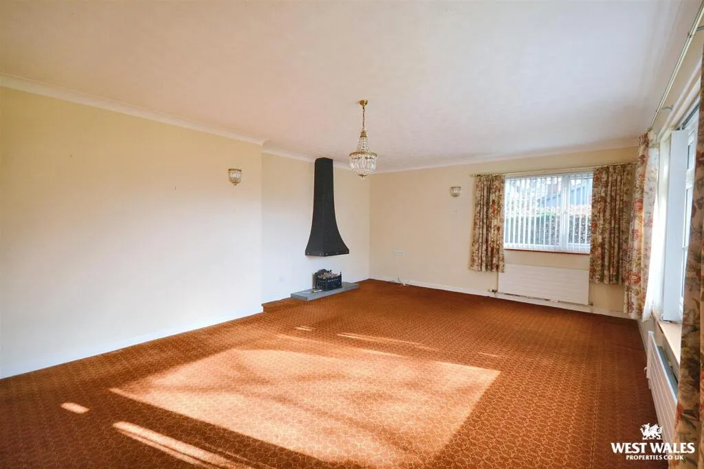 4 bed Detached Bungalow