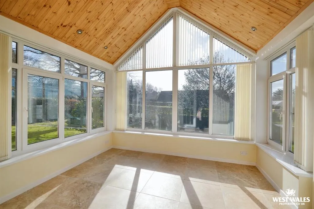 4 bed Detached Bungalow