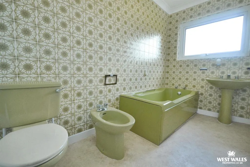 4 bed Detached Bungalow