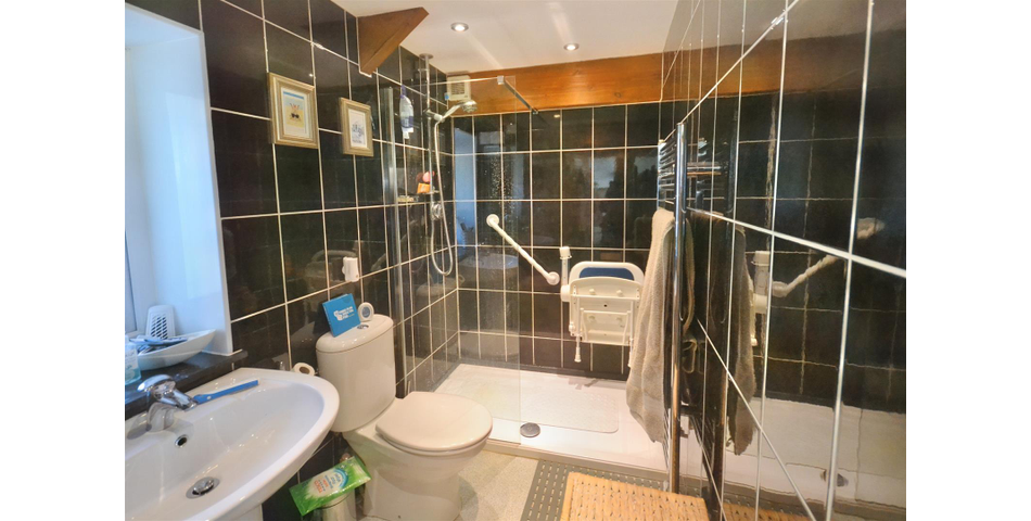 Ffynnon Henry, Y Beudy Bach & The Chalet, Llanpumpsaint