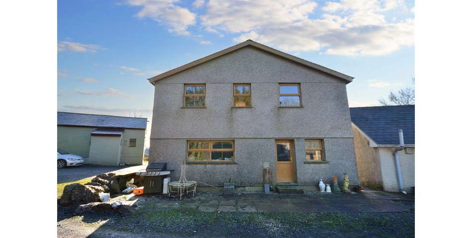 Ffynnon Henry, Y Beudy Bach & The Chalet, Llanpumpsaint