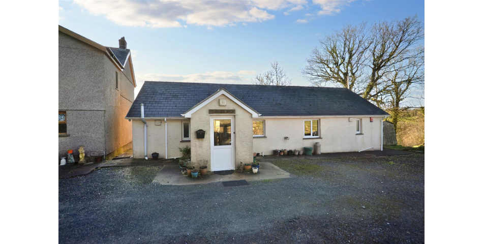 Ffynnon Henry, Y Beudy Bach & The Chalet, Llanpumpsaint