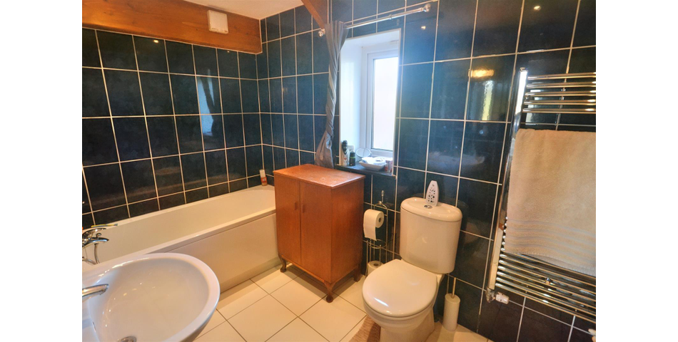 Ffynnon Henry, Y Beudy Bach & The Chalet, Llanpumpsaint