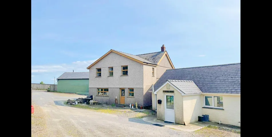 Ffynnon Henry, Y Beudy Bach & The Chalet, Llanpumpsaint