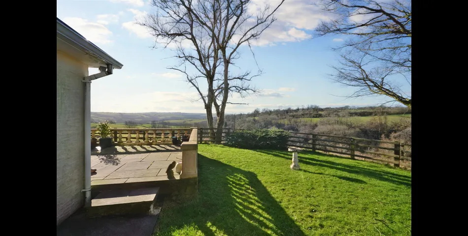 Ffynnon Henry, Y Beudy Bach & The Chalet, Llanpumpsaint