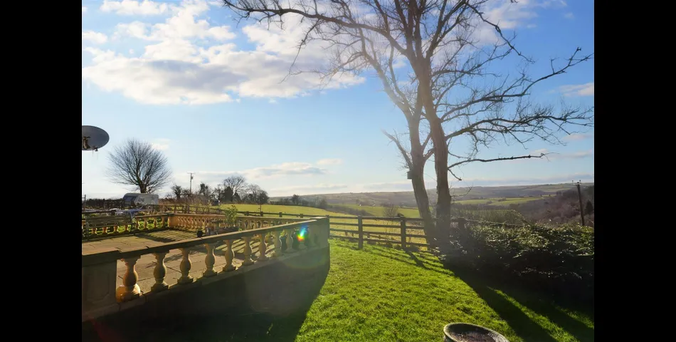 Ffynnon Henry, Y Beudy Bach & The Chalet, Llanpumpsaint