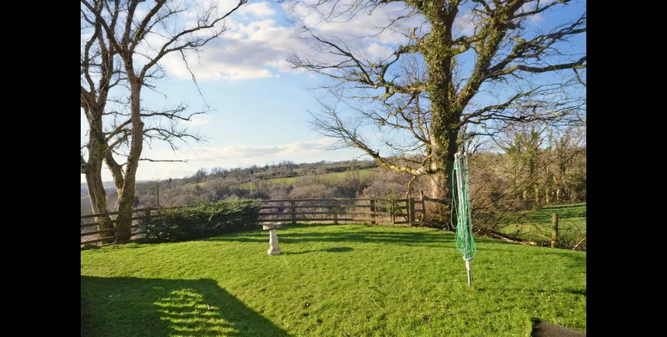 Ffynnon Henry, Y Beudy Bach & The Chalet, Llanpumpsaint