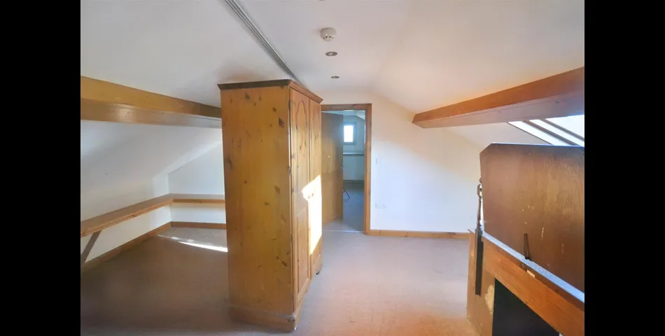 Ffynnon Henry, Y Beudy Bach & The Chalet, Llanpumpsaint