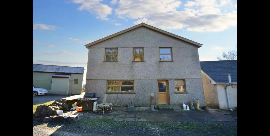 Ffynnon Henry, Y Beudy Bach & The Chalet, Llanpumpsaint