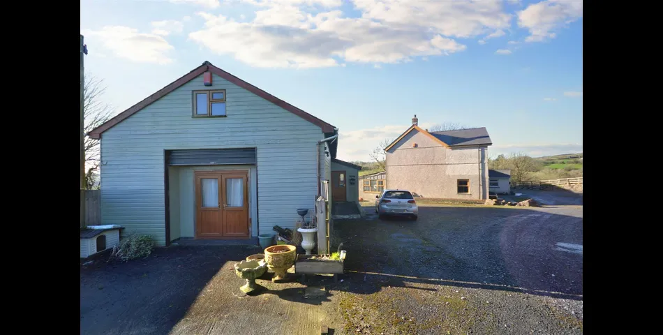 Ffynnon Henry, Y Beudy Bach & The Chalet, Llanpumpsaint