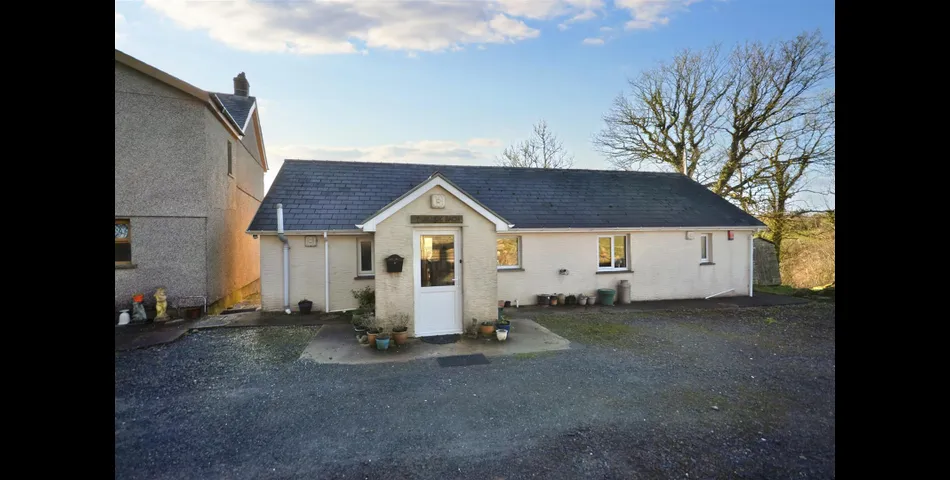 Ffynnon Henry, Y Beudy Bach & The Chalet, Llanpumpsaint