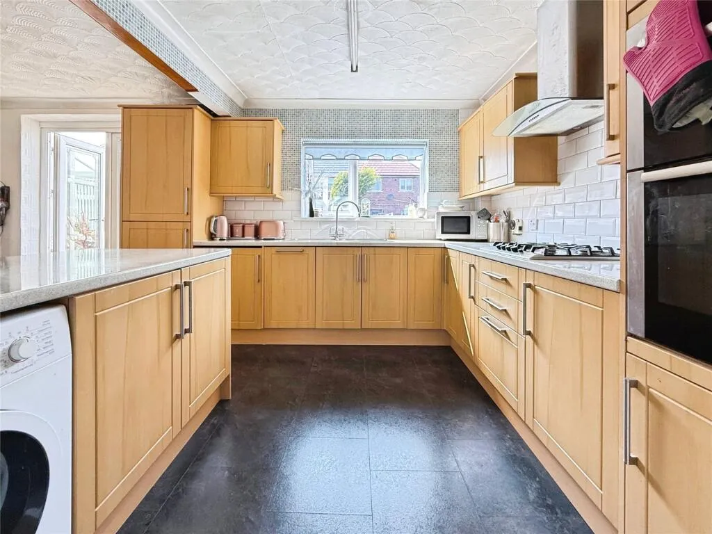 3 bed End of Terrace