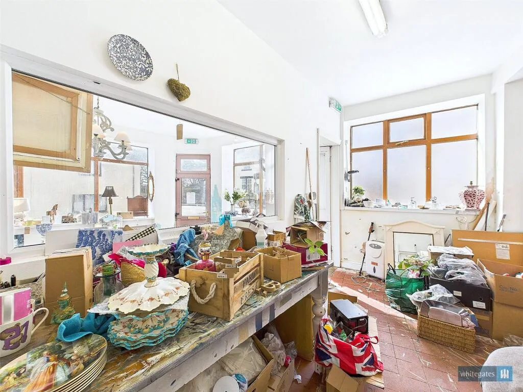 2 bed Shop