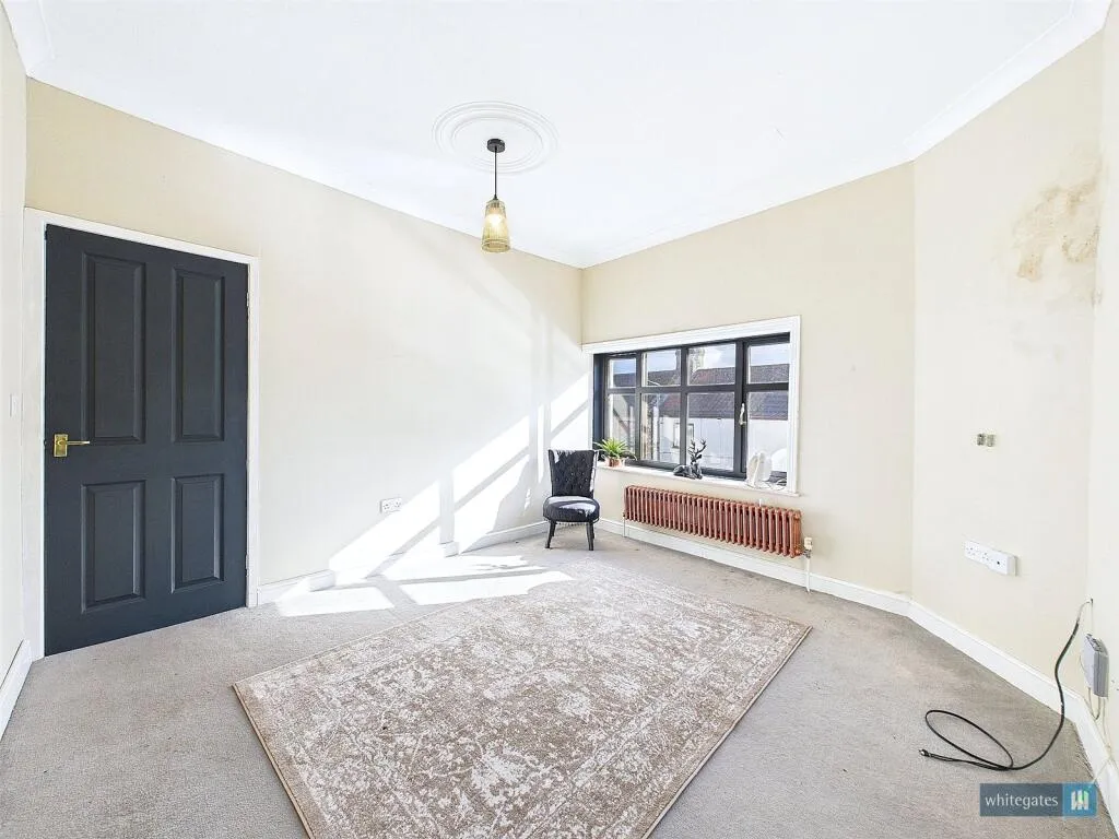 2 bed Shop
