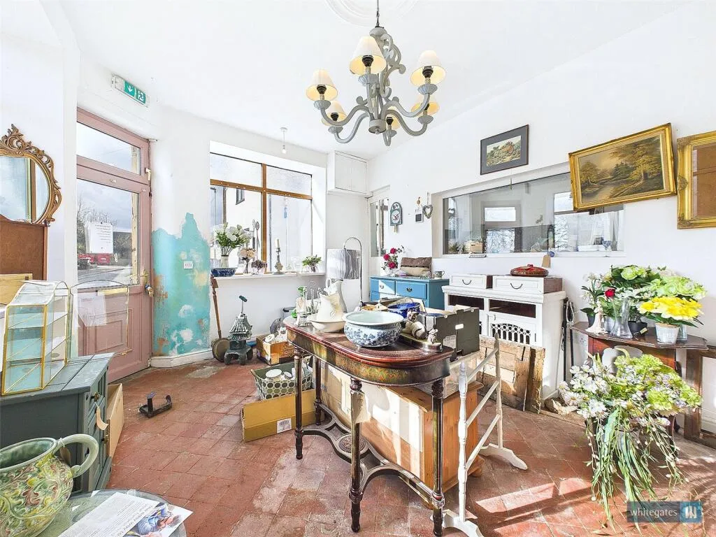 2 bed Shop