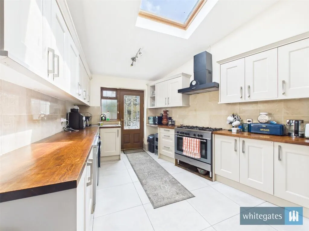 8 bed Detached