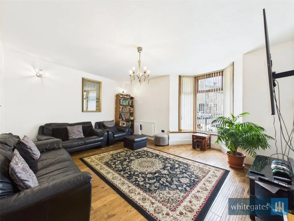 8 bed Detached