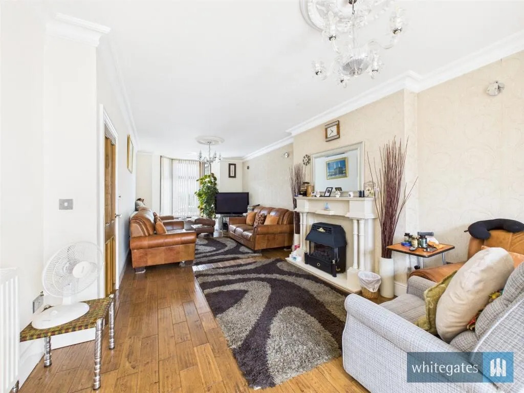 8 bed Detached