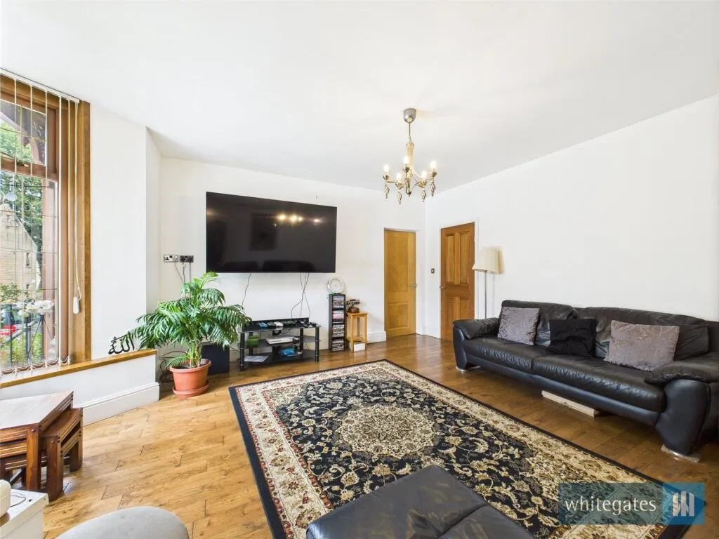 8 bed Detached