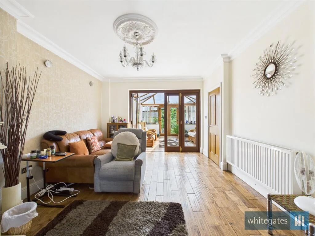 8 bed Detached