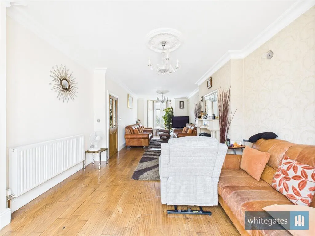 8 bed Detached