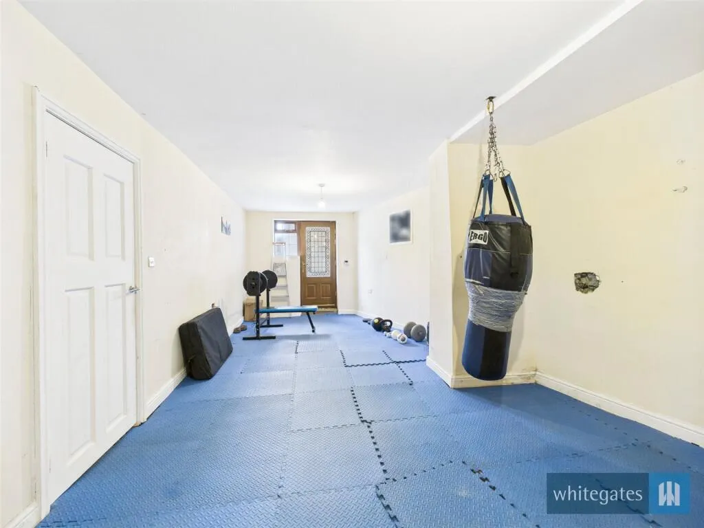 8 bed Detached