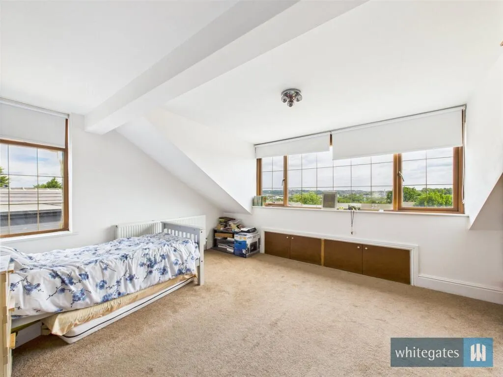 8 bed Detached