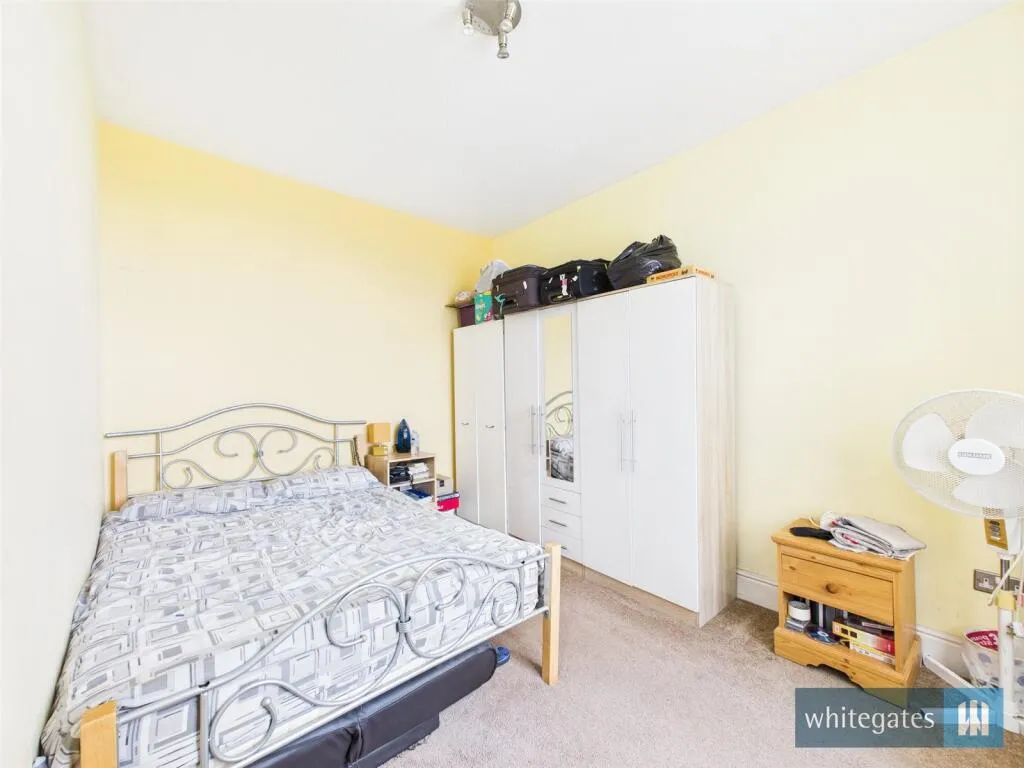 8 bed Detached