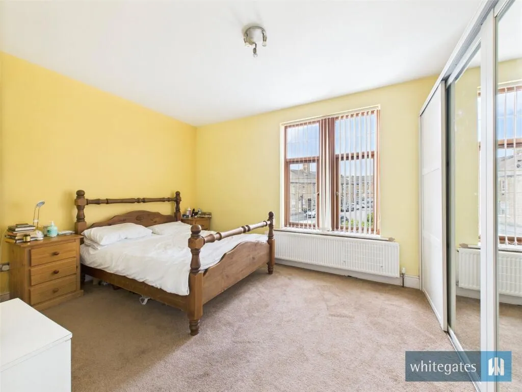 8 bed Detached