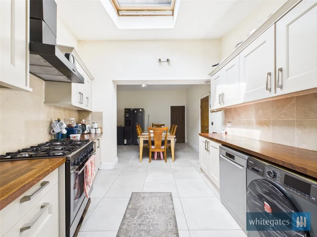 8 bed Detached