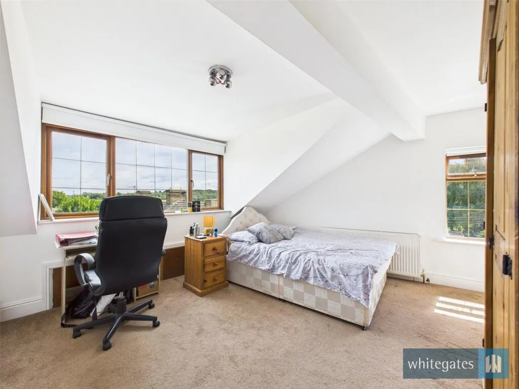 8 bed Detached