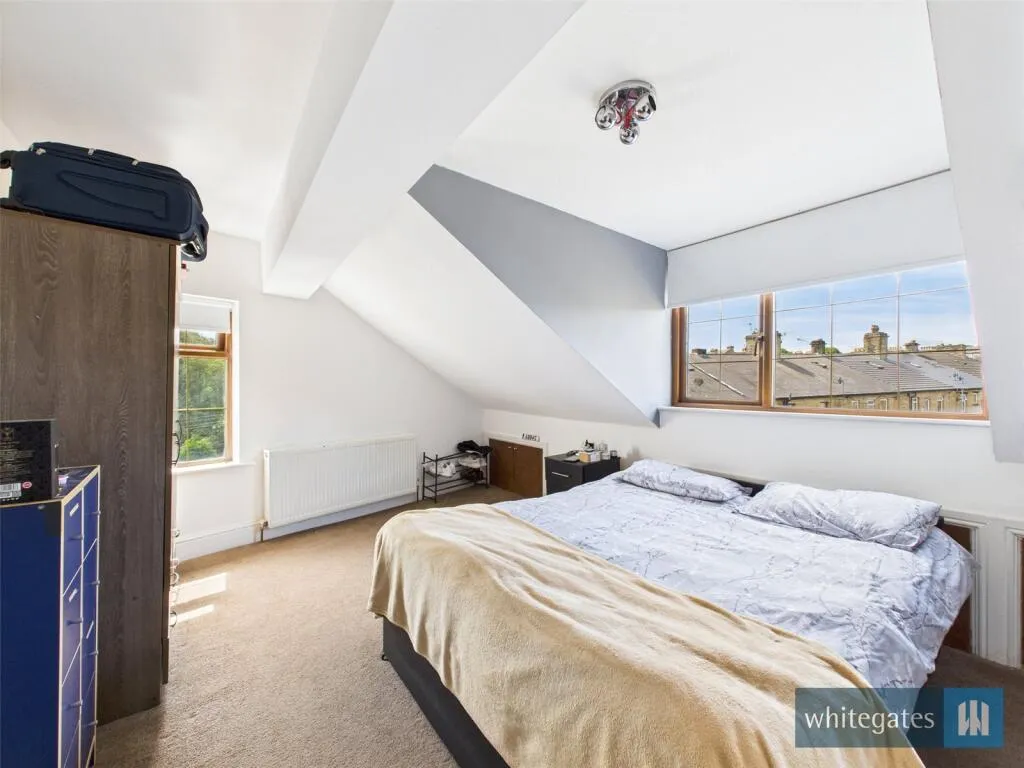 8 bed Detached