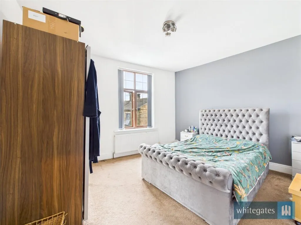 8 bed Detached