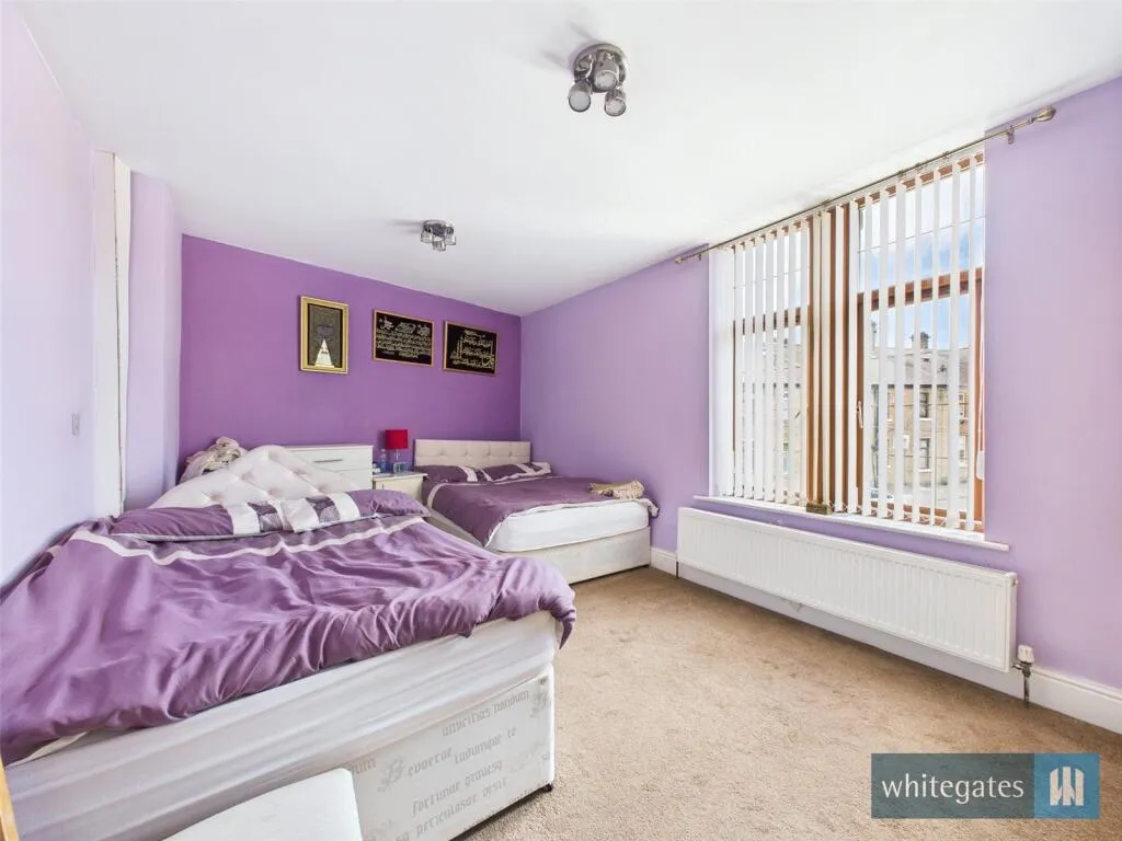 8 bed Detached