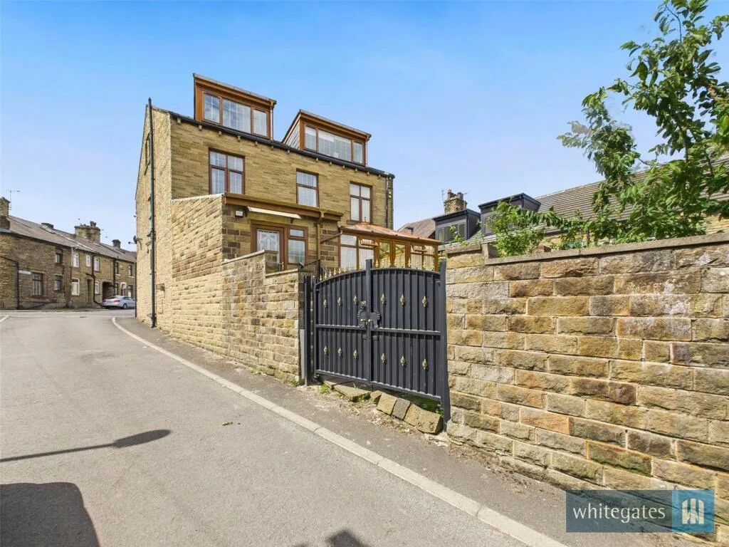 8 bed Detached