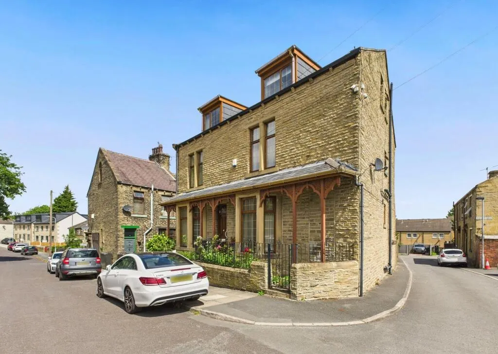 8 bed Detached