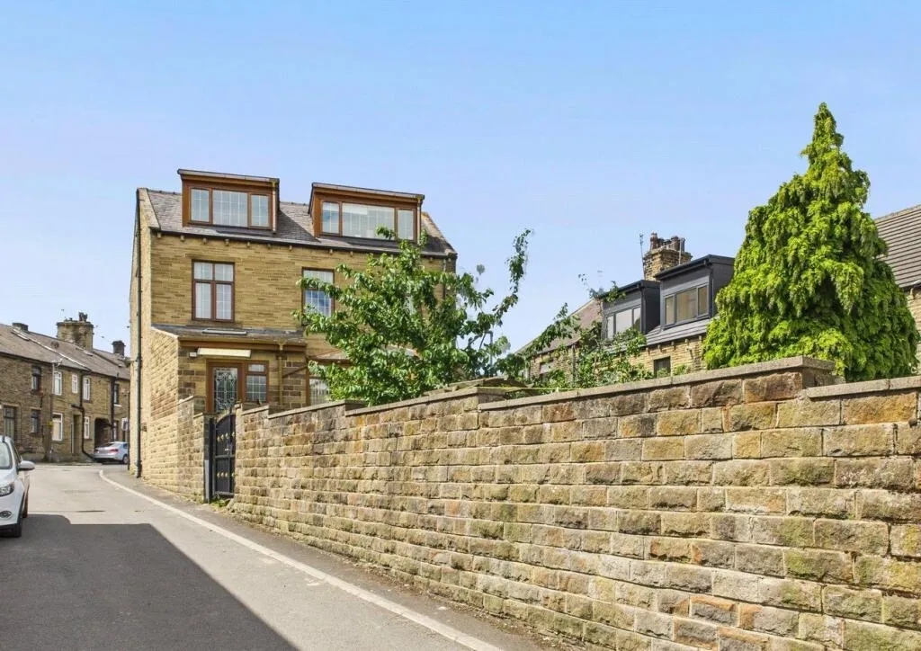 8 bed Detached