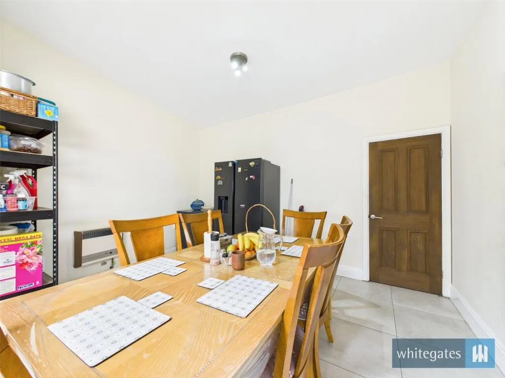 8 bed Detached