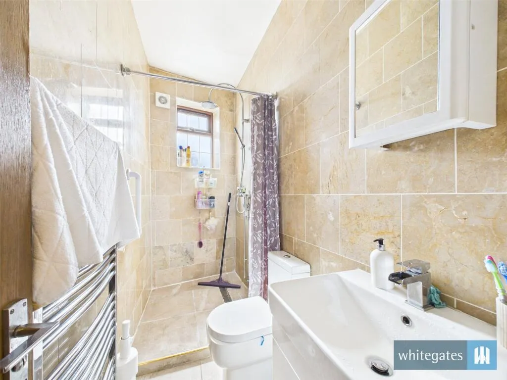 8 bed Detached