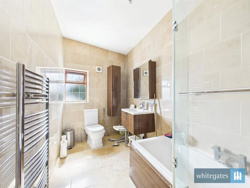 8 bed Detached