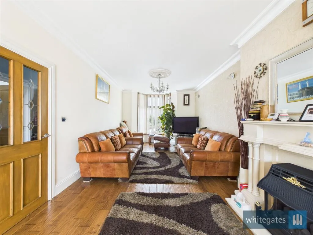 8 bed Detached
