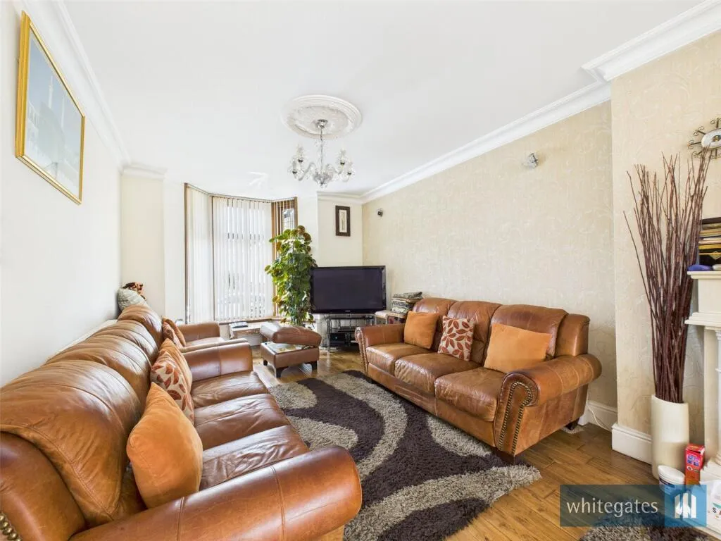 8 bed Detached