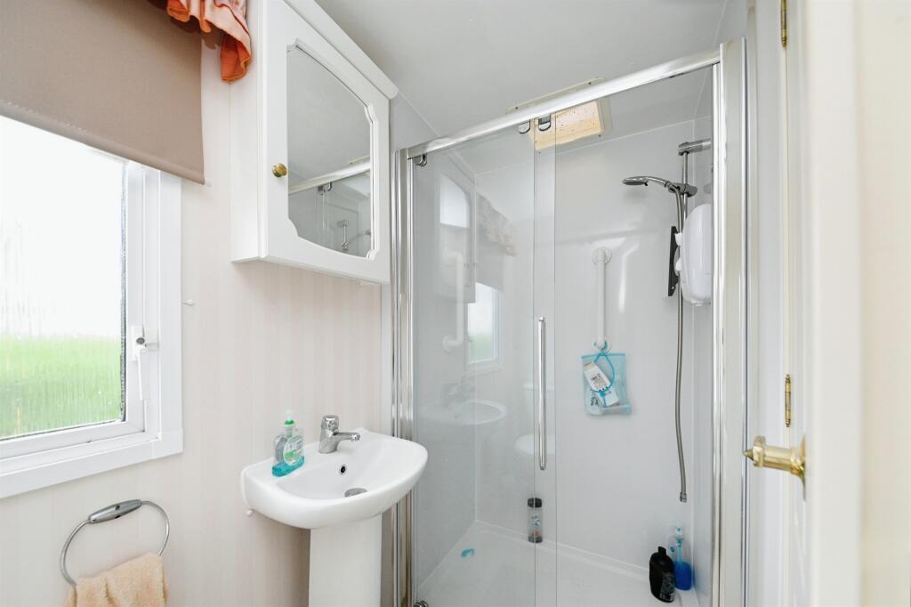 2 bed Land