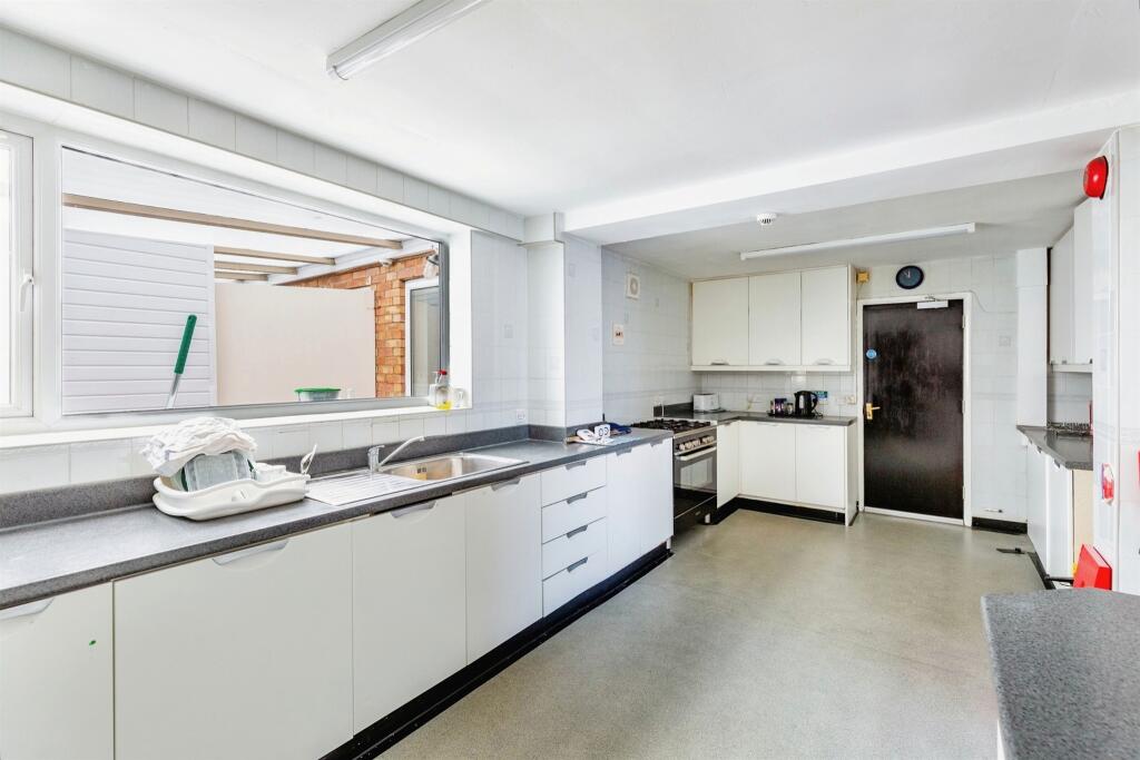 10 bed Detached