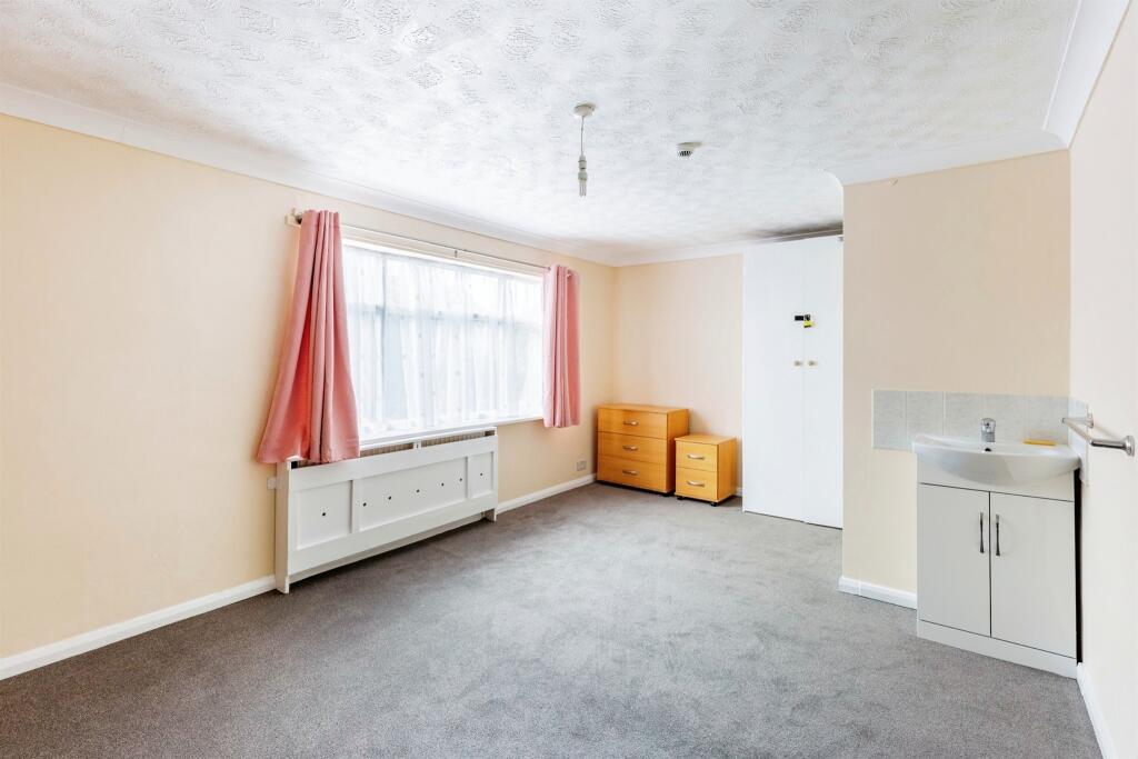 10 bed Detached