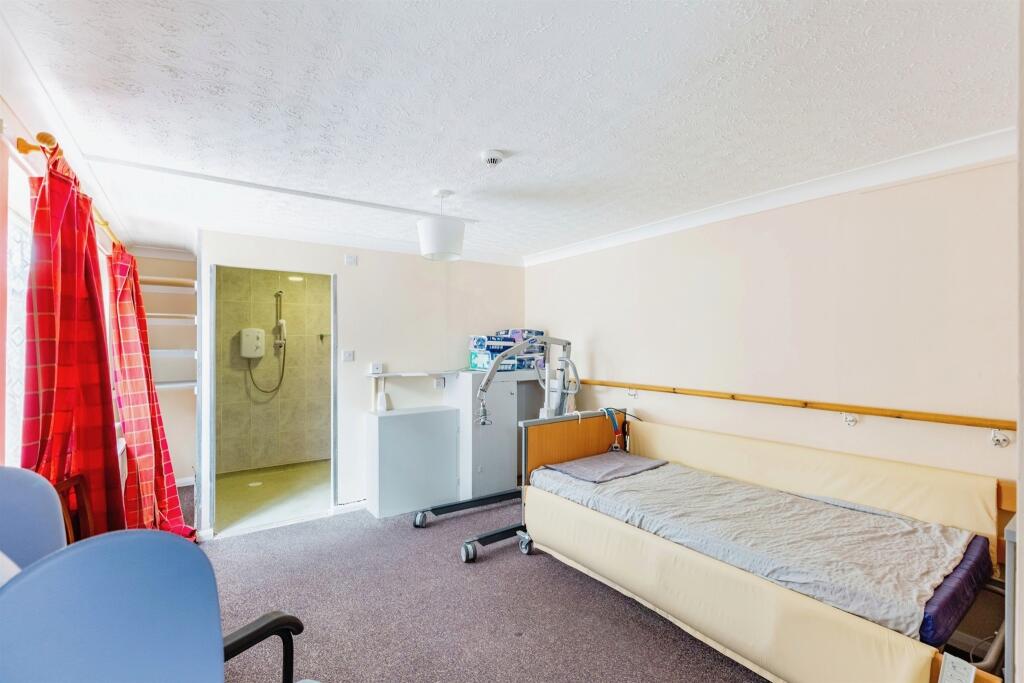 10 bed Detached