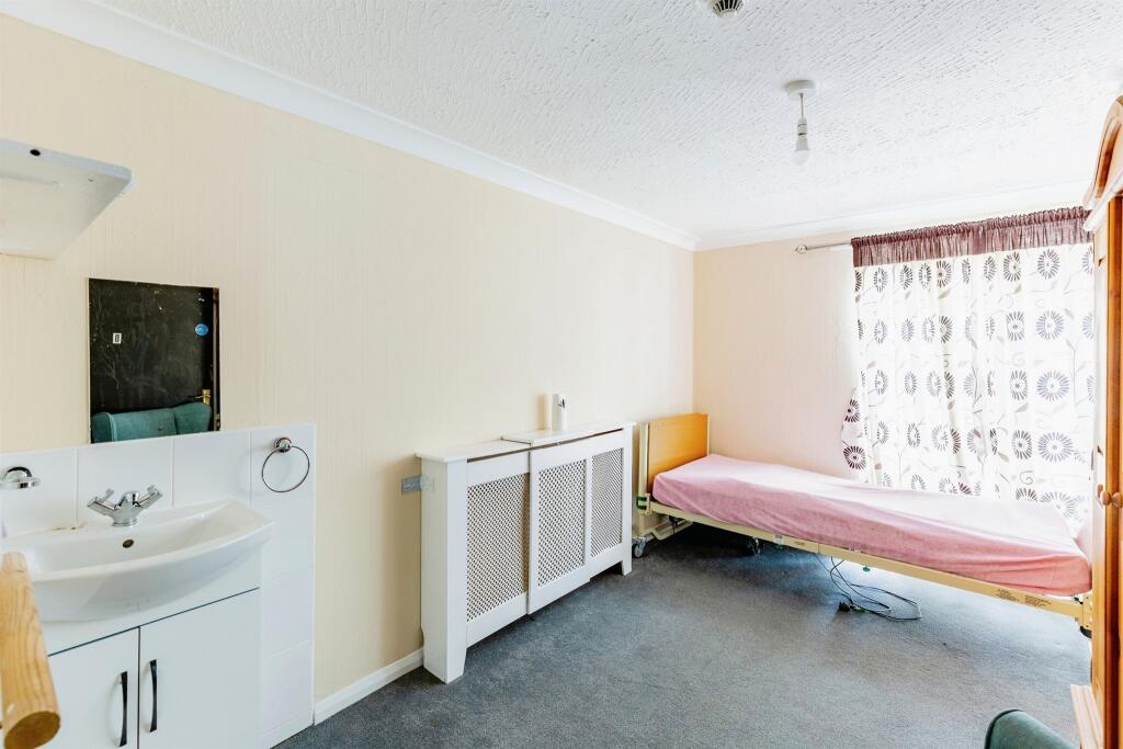 10 bed Detached