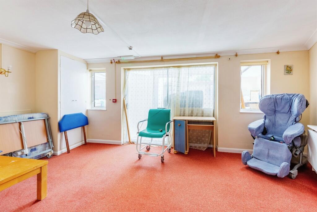 10 bed Detached