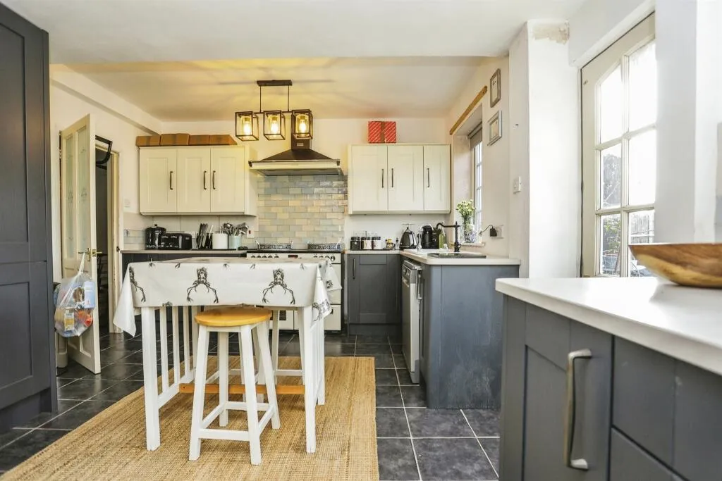 4 bed Semi-Detached