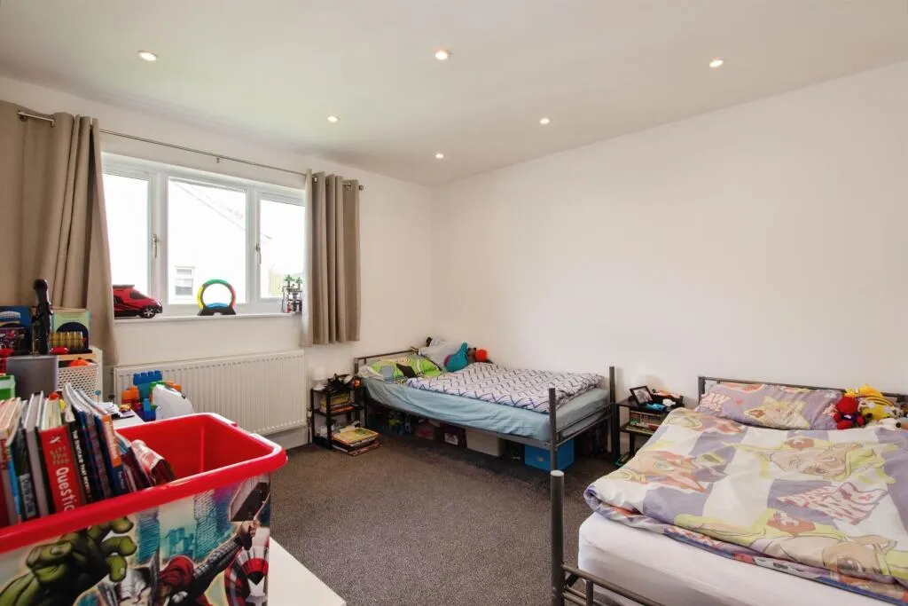 3 bed End of Terrace